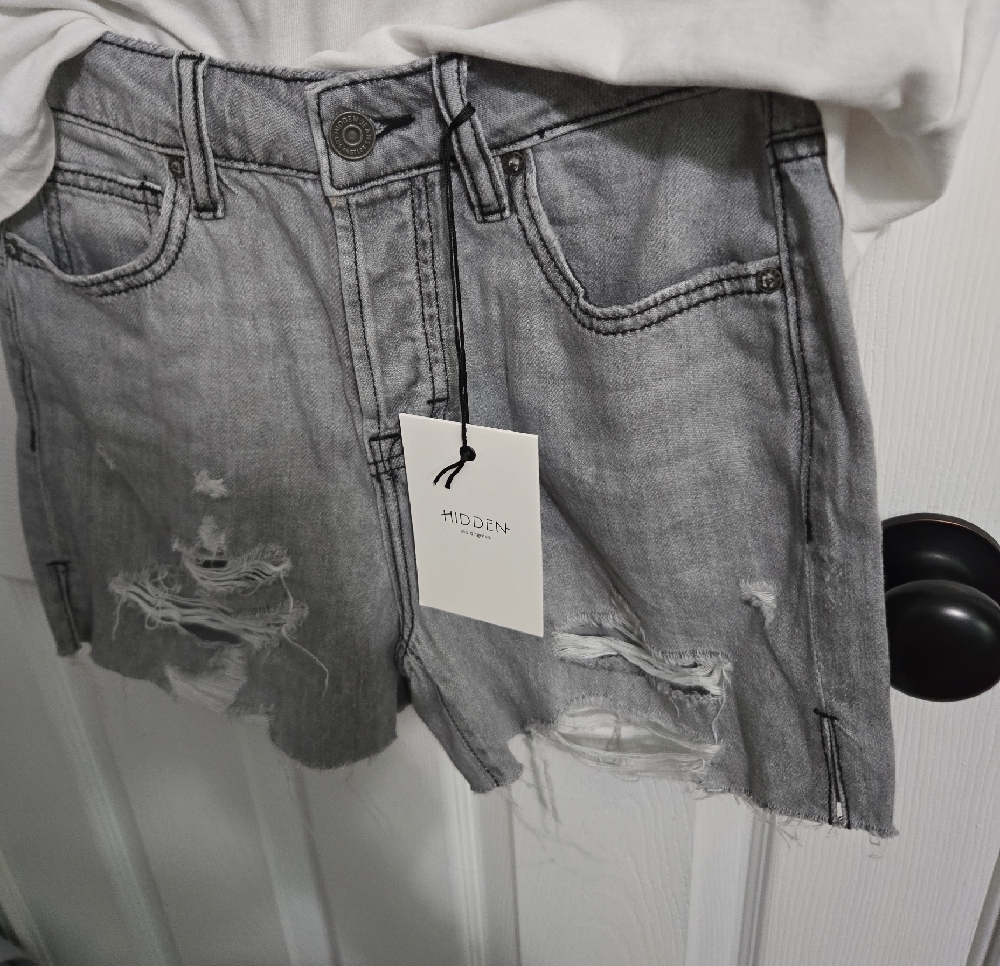 DAYDREAMER White Johnny Cash Tee & HIDDEN SHORTS - Picture 4 of 5